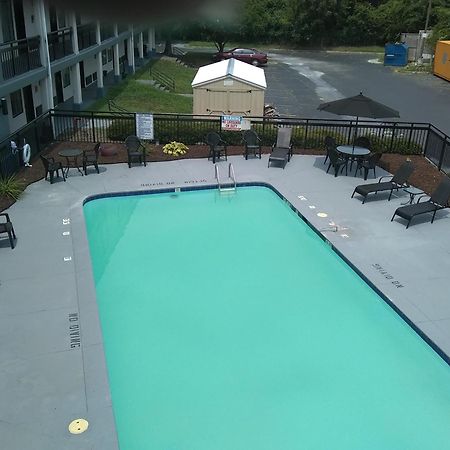 Clarion Pointe - Greensboro Coliseum Area Екстер'єр фото