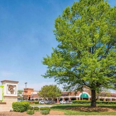 Clarion Pointe - Greensboro Coliseum Area Екстер'єр фото