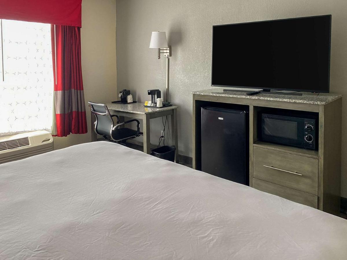 Clarion Pointe - Greensboro Coliseum Area Екстер'єр фото