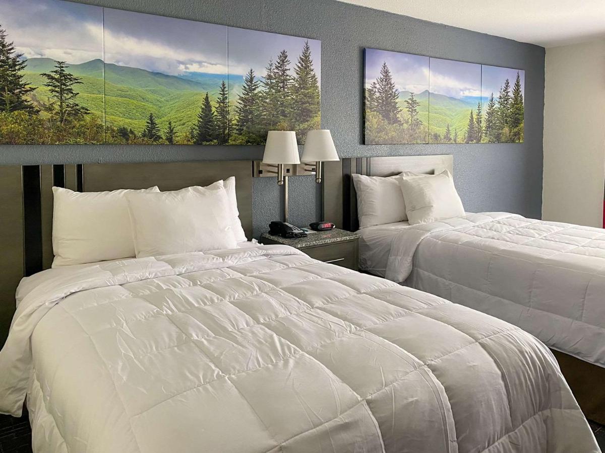 Clarion Pointe - Greensboro Coliseum Area Екстер'єр фото