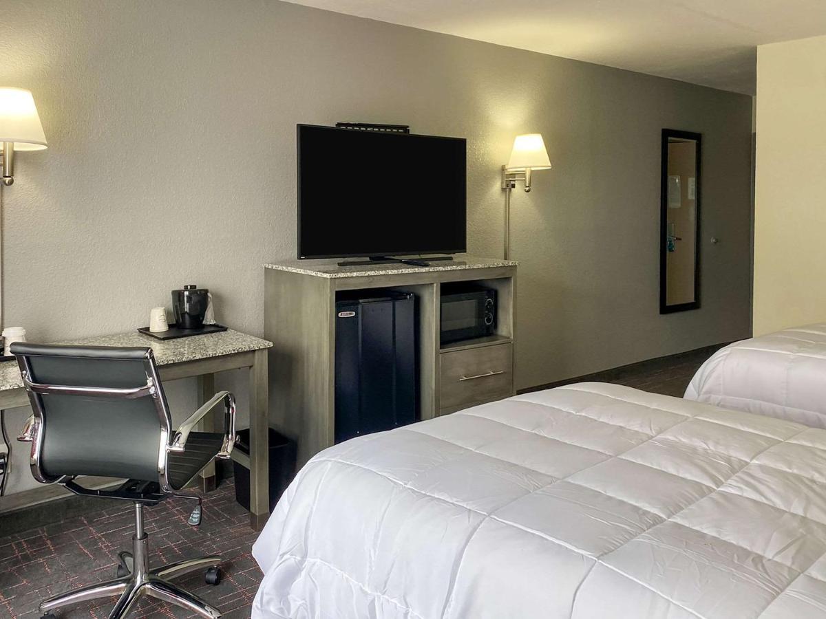 Clarion Pointe - Greensboro Coliseum Area Екстер'єр фото