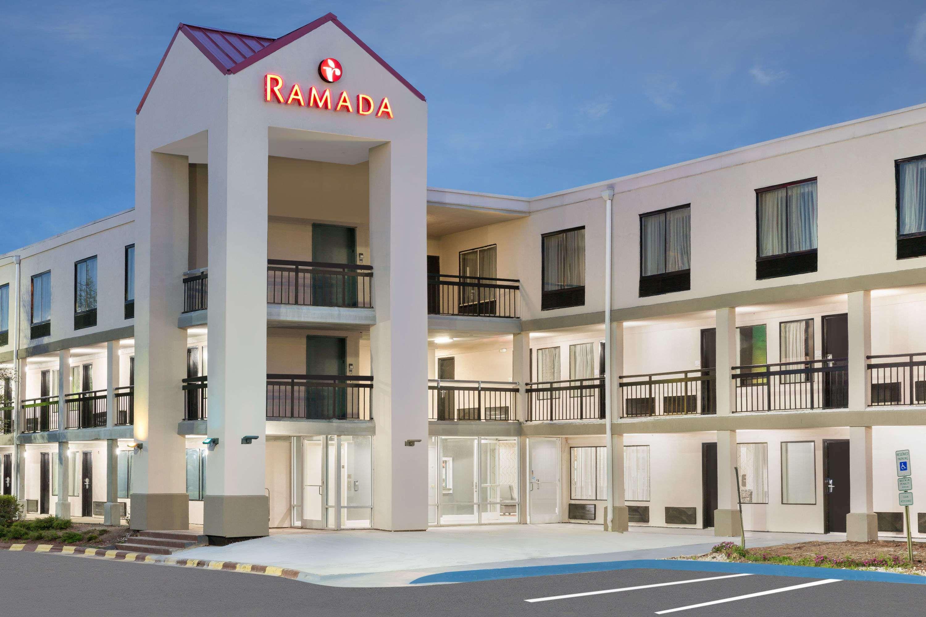 Clarion Pointe - Greensboro Coliseum Area Екстер'єр фото