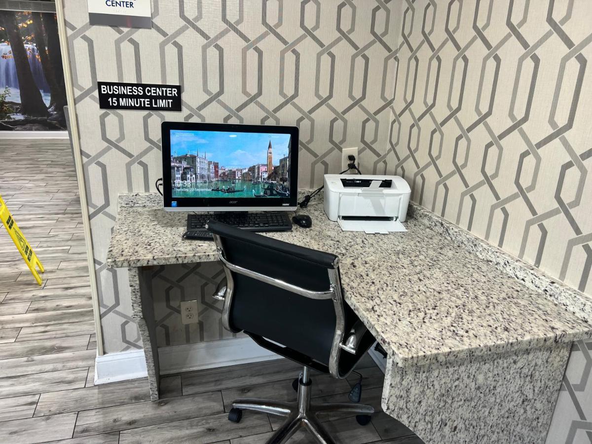 Clarion Pointe - Greensboro Coliseum Area Екстер'єр фото