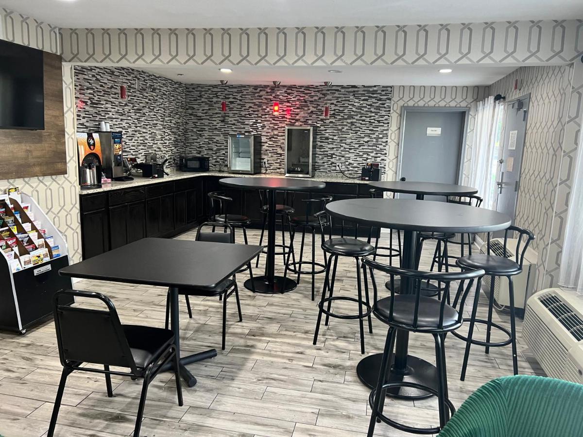 Clarion Pointe - Greensboro Coliseum Area Екстер'єр фото