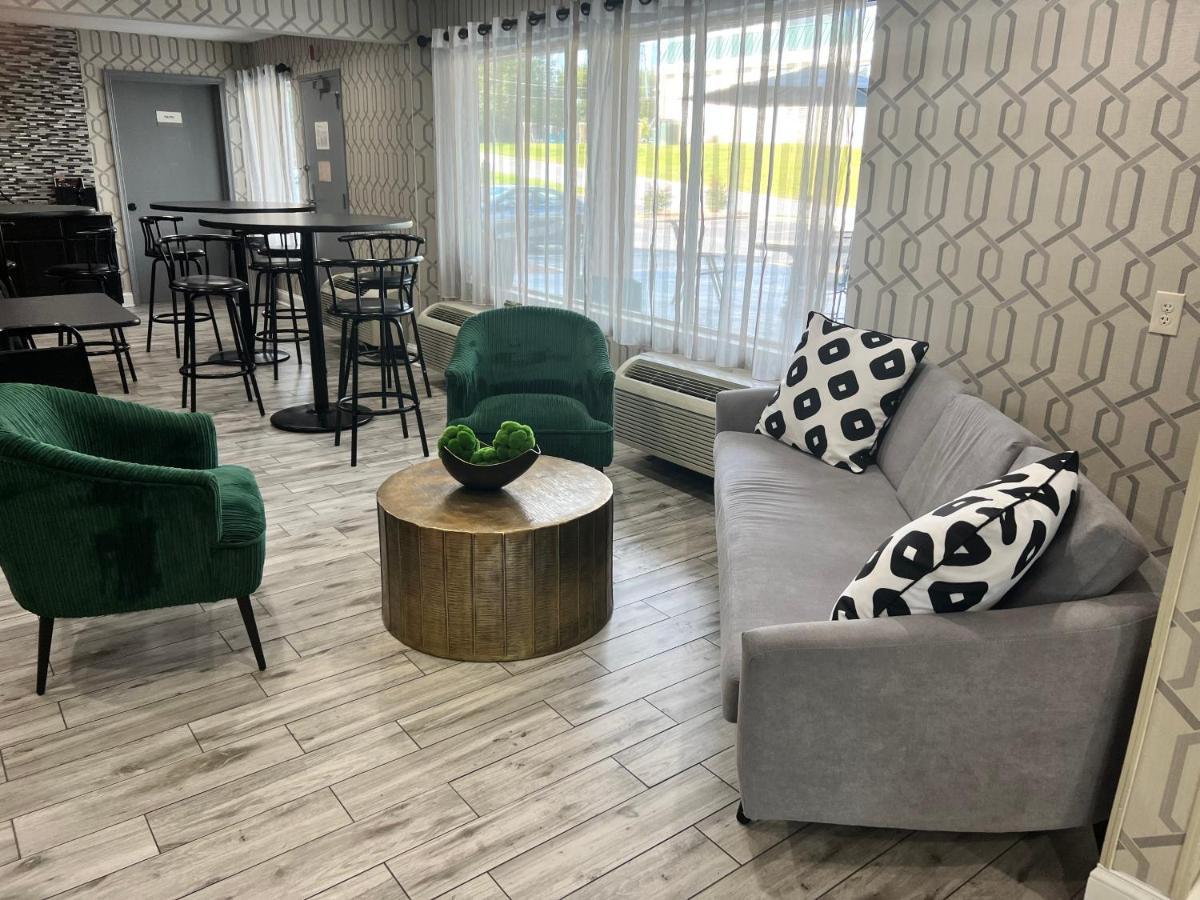 Clarion Pointe - Greensboro Coliseum Area Екстер'єр фото