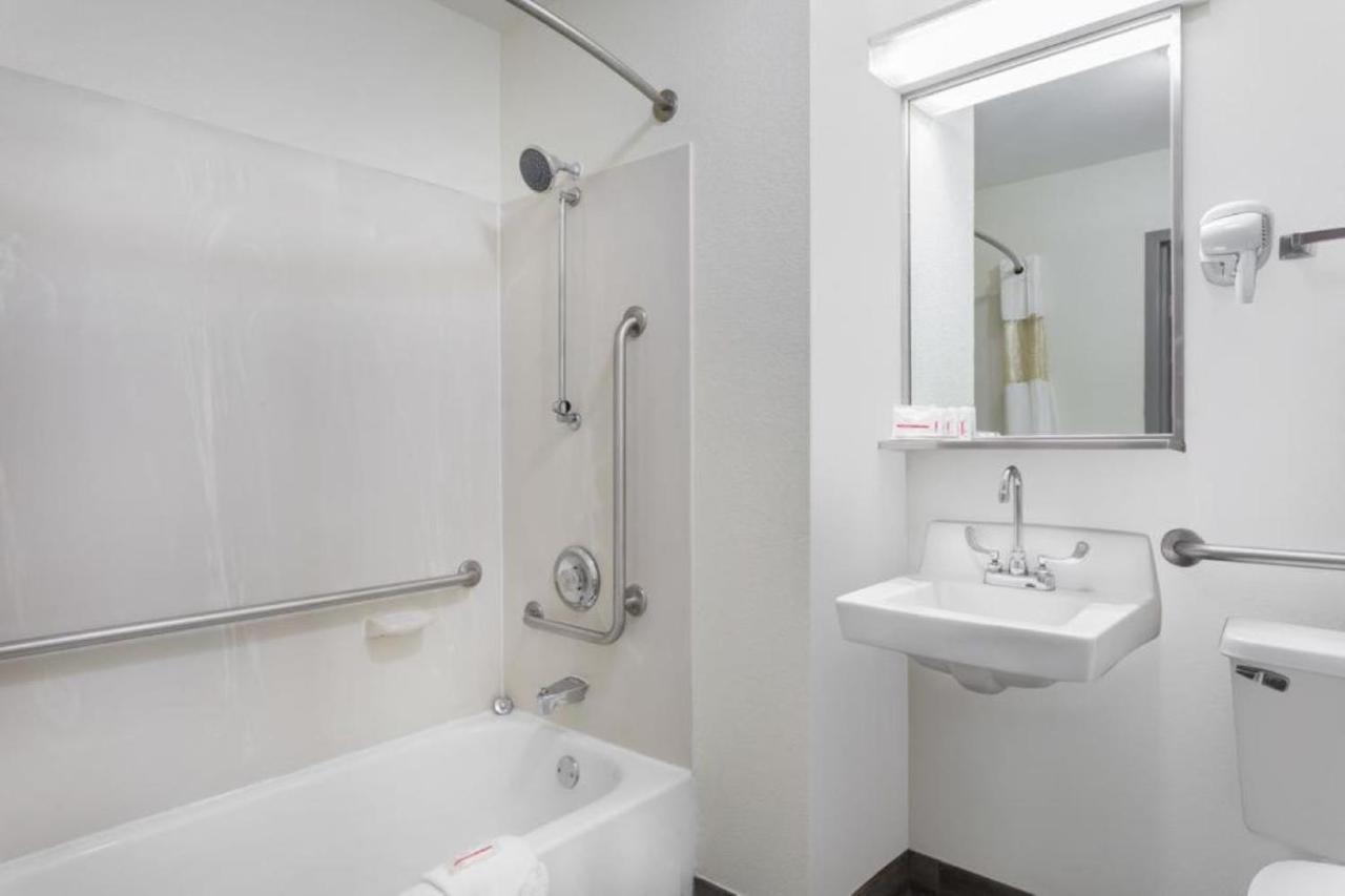 Clarion Pointe - Greensboro Coliseum Area Екстер'єр фото