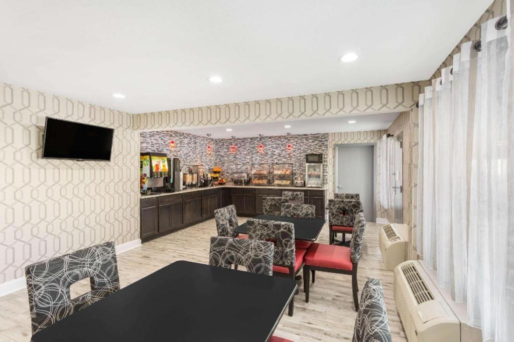 Clarion Pointe - Greensboro Coliseum Area Екстер'єр фото