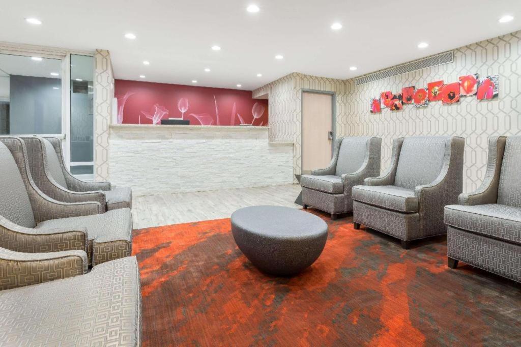 Clarion Pointe - Greensboro Coliseum Area Екстер'єр фото
