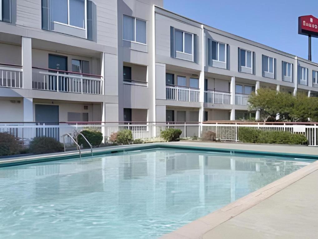 Clarion Pointe - Greensboro Coliseum Area Екстер'єр фото