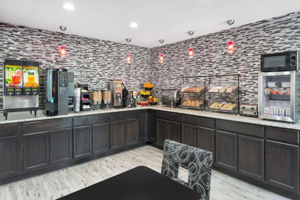 Clarion Pointe - Greensboro Coliseum Area Екстер'єр фото