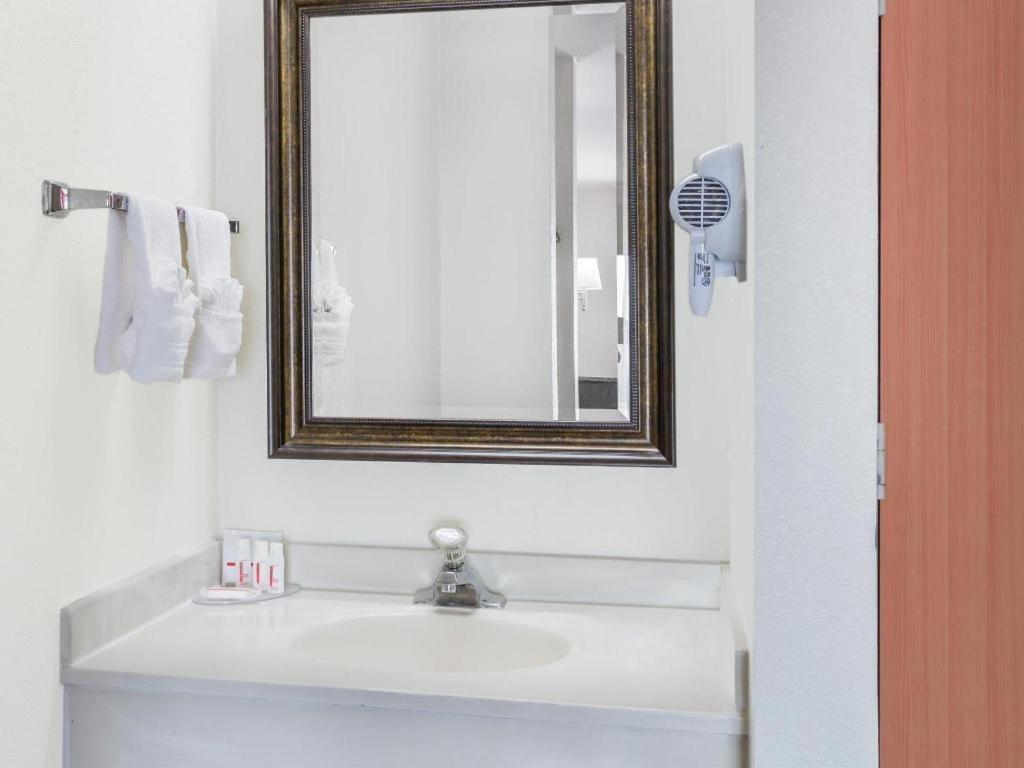 Clarion Pointe - Greensboro Coliseum Area Екстер'єр фото
