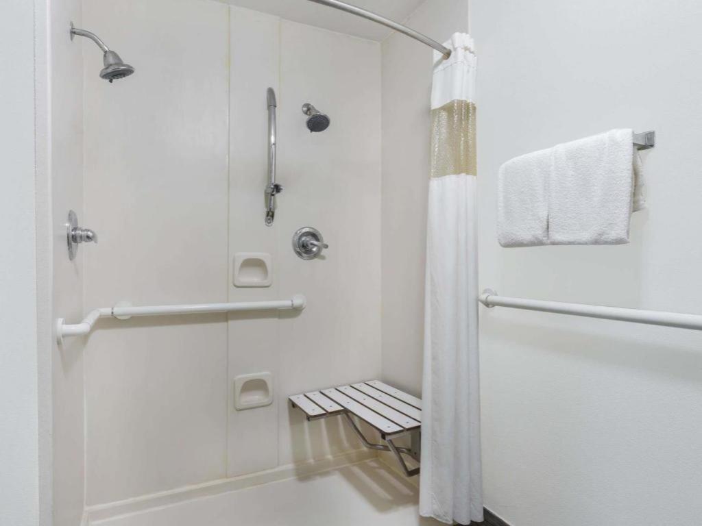 Clarion Pointe - Greensboro Coliseum Area Екстер'єр фото